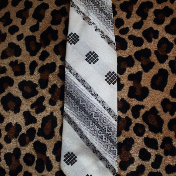*HP* 10/1/20 EUC  UNIQUE WEMLON WEMBLEYS MENS TIE - Picture 1 of 5